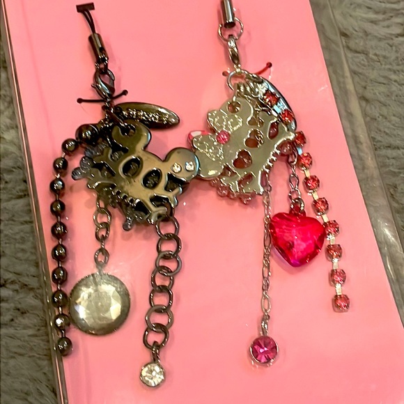 Tokyo Disney Resort skeleton Mickey & Minnie phone hangers / strap set - Picture 3 of 3